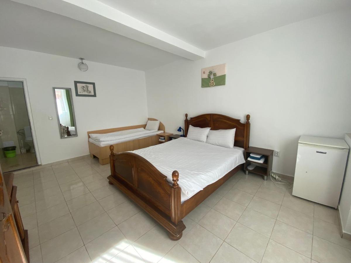 Casa Double M, Gazde/Camere de închiriat *