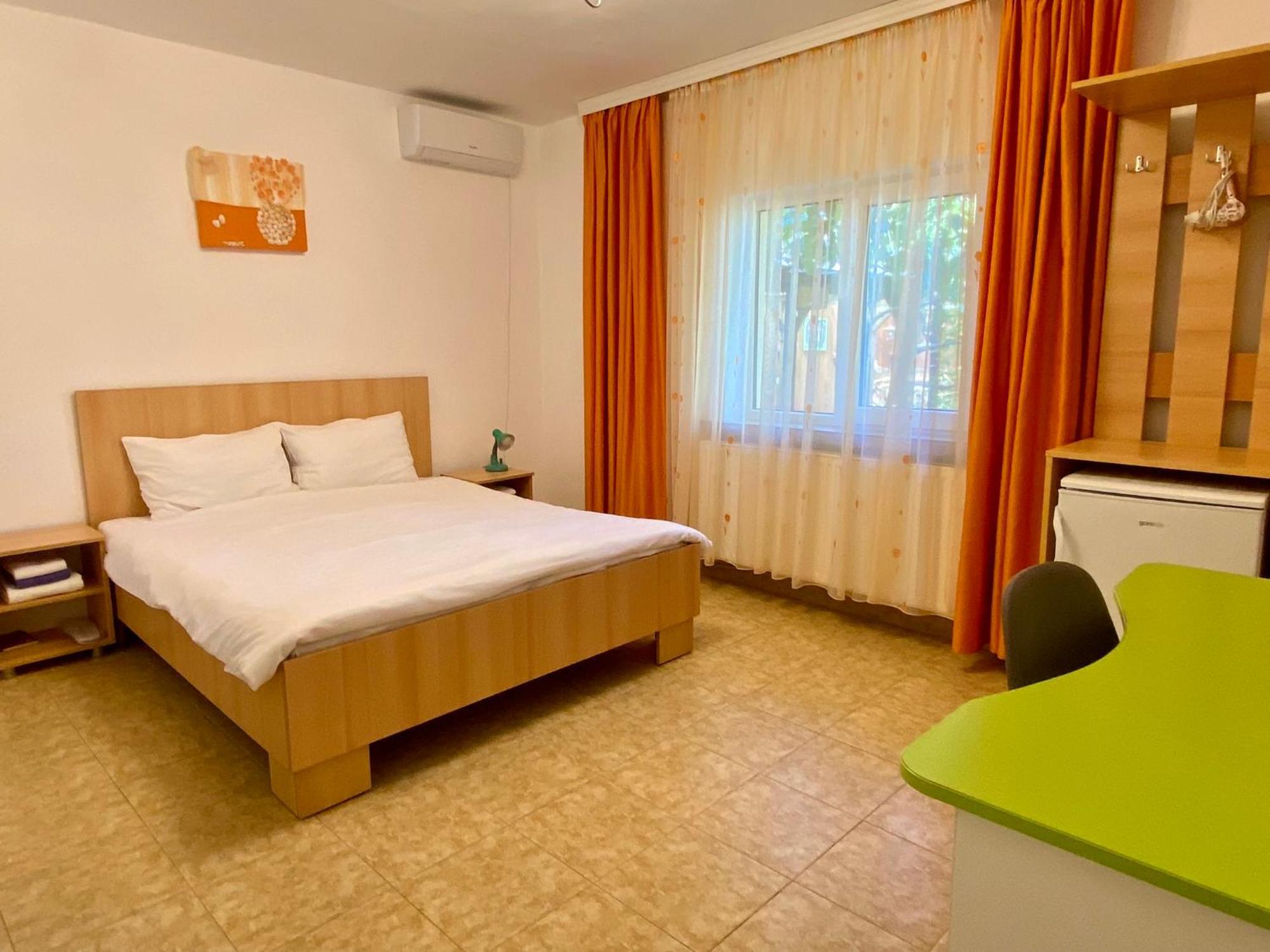 Gazde/Camere de închiriat Casa Double M, *